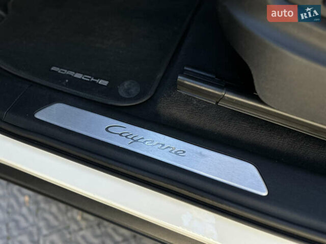 Белый Порше Каен, объемом двигателя 3 л и пробегом 105 тыс. км за 48500 $, фото 18 на Automoto.ua