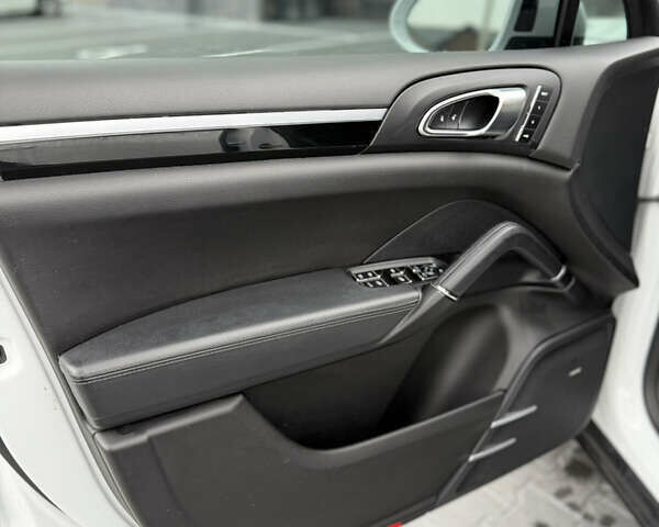 Белый Порше Каен, объемом двигателя 3.6 л и пробегом 126 тыс. км за 28500 $, фото 8 на Automoto.ua