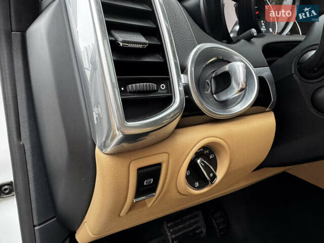 Белый Порше Каен, объемом двигателя 3.6 л и пробегом 150 тыс. км за 28900 $, фото 45 на Automoto.ua