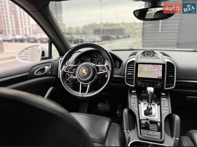 Белый Порше Каен, объемом двигателя 3.6 л и пробегом 124 тыс. км за 25900 $, фото 3 на Automoto.ua