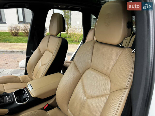 Белый Порше Каен, объемом двигателя 3.6 л и пробегом 150 тыс. км за 28900 $, фото 19 на Automoto.ua