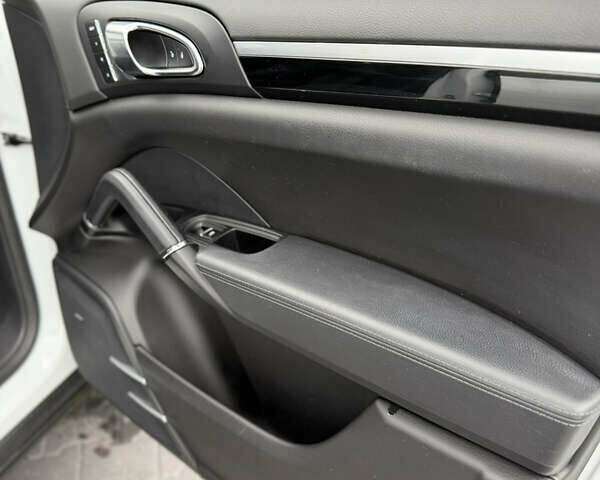 Белый Порше Каен, объемом двигателя 3.6 л и пробегом 126 тыс. км за 28500 $, фото 25 на Automoto.ua