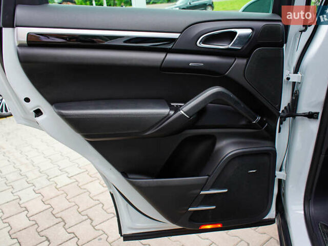 Білий Порше Cayenne, об'ємом двигуна 3.6 л та пробігом 124 тис. км за 28700 $, фото 31 на Automoto.ua