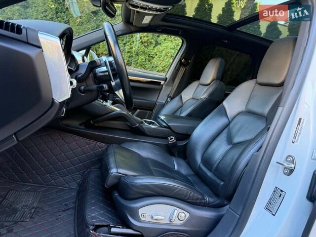 Білий Порше Cayenne, об'ємом двигуна 3.6 л та пробігом 111 тис. км за 31000 $, фото 32 на Automoto.ua