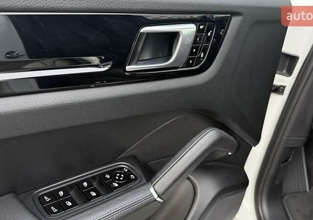 Белый Порше Каен, объемом двигателя 3 л и пробегом 137 тыс. км за 43000 $, фото 14 на Automoto.ua