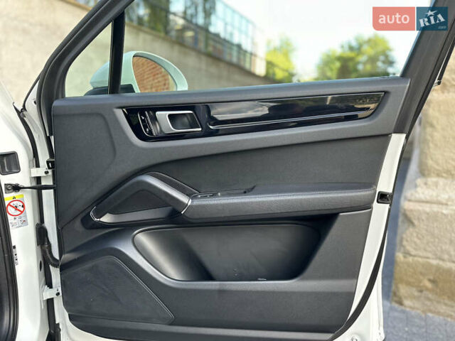 Белый Порше Каен, объемом двигателя 3 л и пробегом 105 тыс. км за 48500 $, фото 48 на Automoto.ua