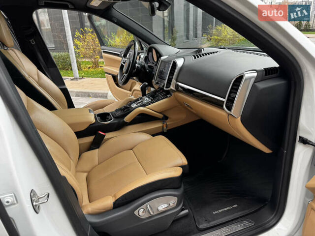 Белый Порше Каен, объемом двигателя 3.6 л и пробегом 150 тыс. км за 28900 $, фото 36 на Automoto.ua