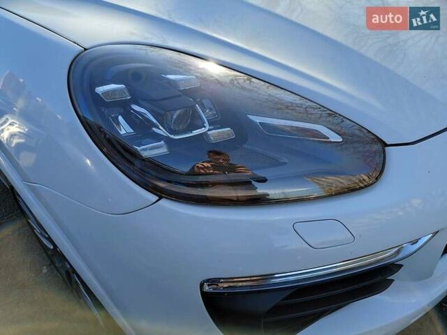 Белый Порше Каен, объемом двигателя 2.97 л и пробегом 164 тыс. км за 46000 $, фото 5 на Automoto.ua