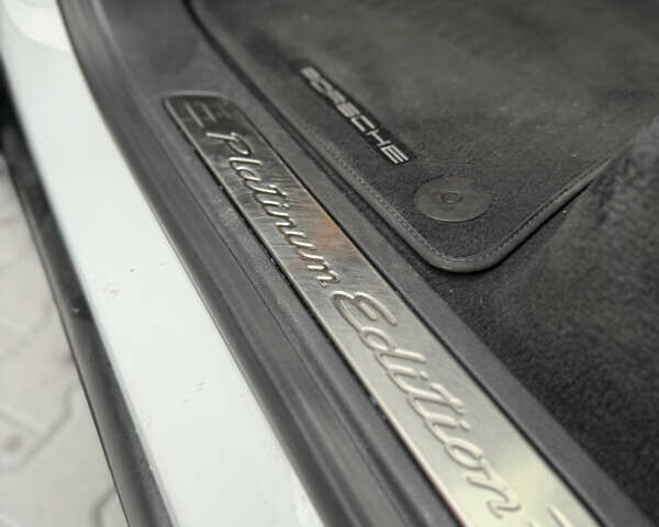 Белый Порше Каен, объемом двигателя 3.6 л и пробегом 126 тыс. км за 28500 $, фото 24 на Automoto.ua