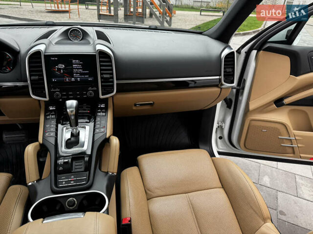 Белый Порше Каен, объемом двигателя 3.6 л и пробегом 150 тыс. км за 28900 $, фото 43 на Automoto.ua
