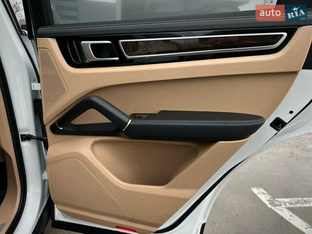 Белый Порше Каен, объемом двигателя 3 л и пробегом 179 тыс. км за 47800 $, фото 63 на Automoto.ua