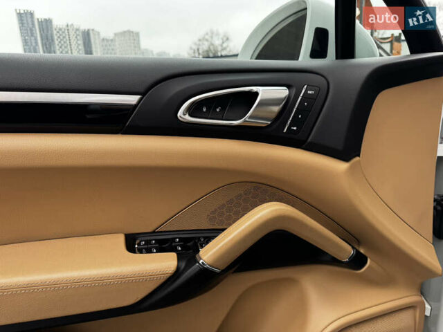 Белый Порше Каен, объемом двигателя 3.6 л и пробегом 150 тыс. км за 28900 $, фото 15 на Automoto.ua