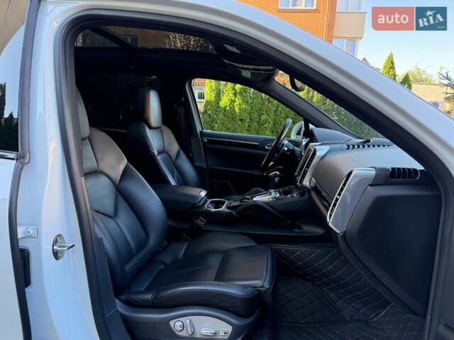 Білий Порше Cayenne, об'ємом двигуна 3.6 л та пробігом 111 тис. км за 31000 $, фото 38 на Automoto.ua
