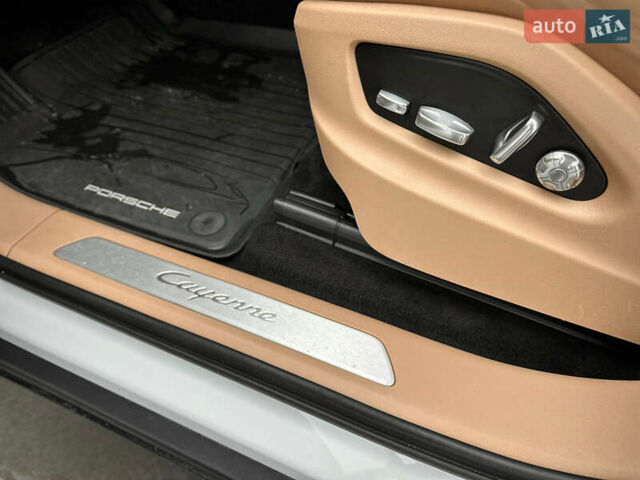 Белый Порше Каен, объемом двигателя 3 л и пробегом 179 тыс. км за 47800 $, фото 41 на Automoto.ua