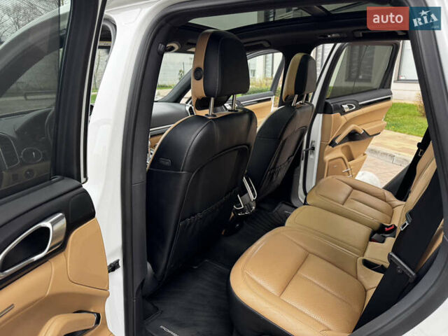 Белый Порше Каен, объемом двигателя 3.6 л и пробегом 150 тыс. км за 28900 $, фото 24 на Automoto.ua