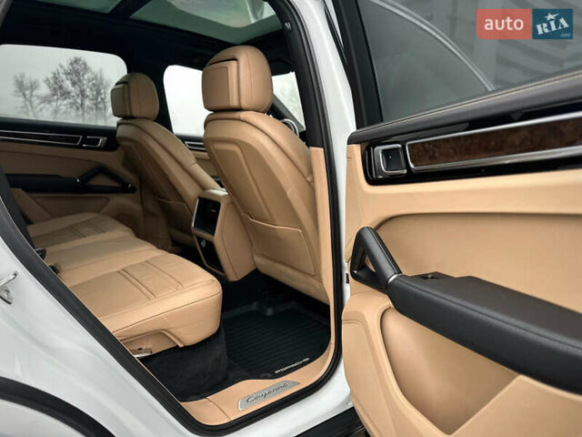 Белый Порше Каен, объемом двигателя 3 л и пробегом 179 тыс. км за 47800 $, фото 62 на Automoto.ua