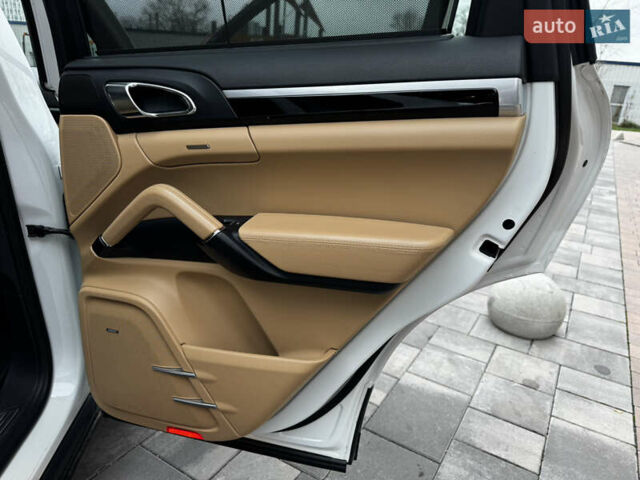 Белый Порше Каен, объемом двигателя 3.6 л и пробегом 150 тыс. км за 28900 $, фото 29 на Automoto.ua