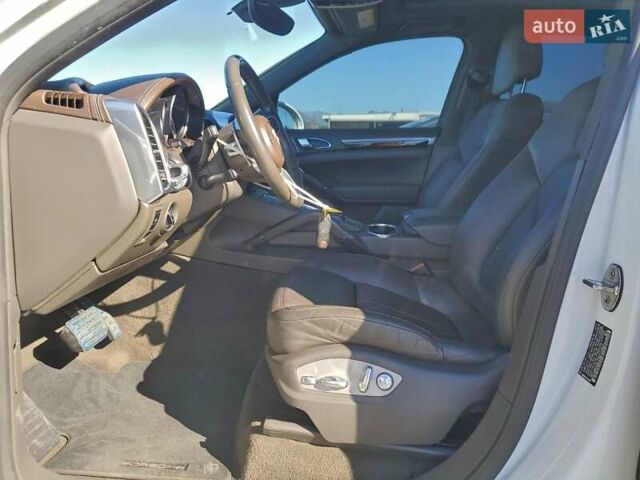 Белый Порше Каен, объемом двигателя 0 л и пробегом 53 тыс. км за 9000 $, фото 6 на Automoto.ua