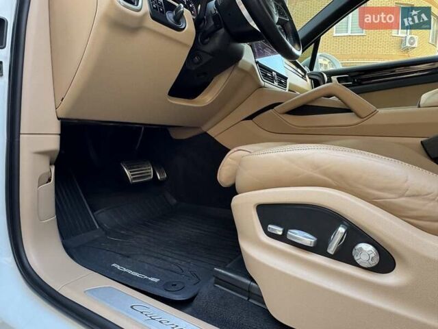 Білий Порше Cayenne, об'ємом двигуна 2.89 л та пробігом 115 тис. км за 49800 $, фото 28 на Automoto.ua