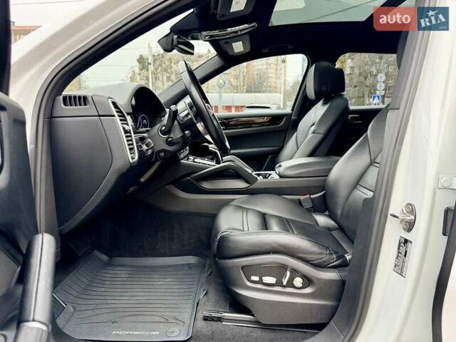 Білий Порше Cayenne, об'ємом двигуна 3 л та пробігом 90 тис. км за 49999 $, фото 11 на Automoto.ua