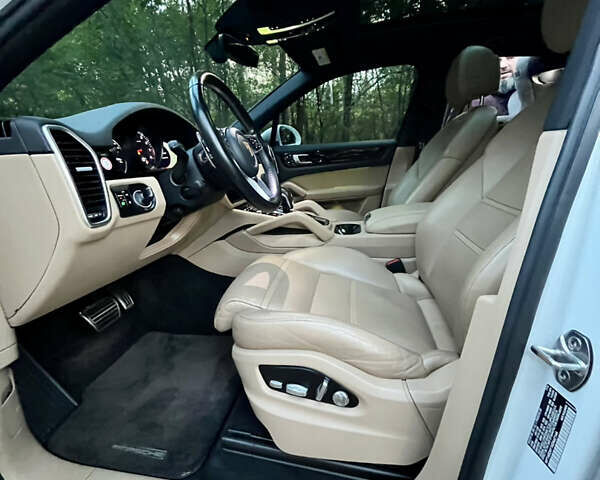 Белый Порше Каен, объемом двигателя 2.89 л и пробегом 121 тыс. км за 57000 $, фото 28 на Automoto.ua