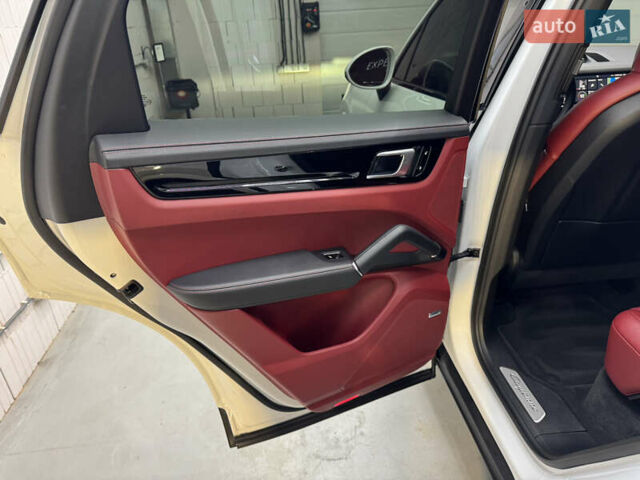 Білий Порше Cayenne, об'ємом двигуна 3 л та пробігом 75 тис. км за 71000 $, фото 37 на Automoto.ua