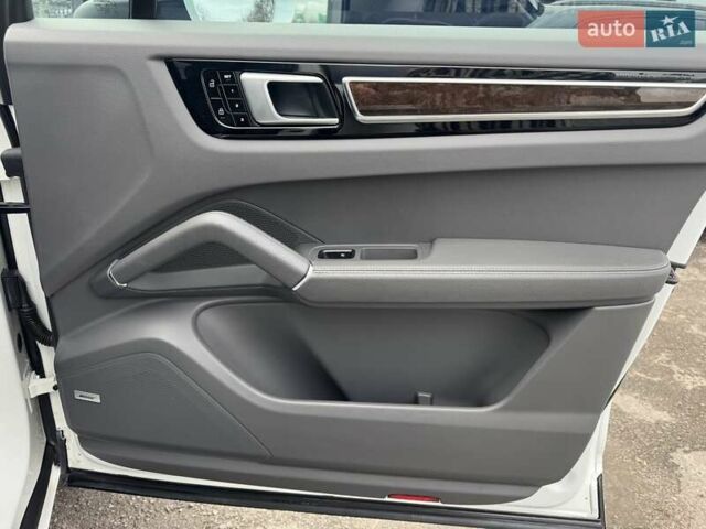 Білий Порше Cayenne, об'ємом двигуна 3 л та пробігом 33 тис. км за 59900 $, фото 60 на Automoto.ua