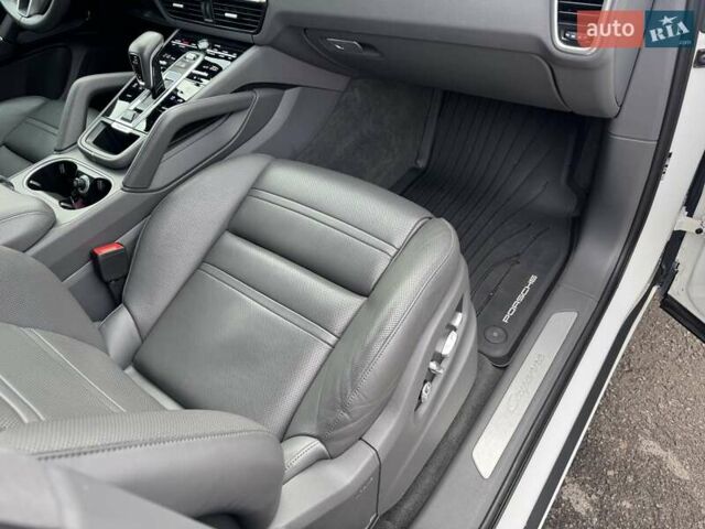 Білий Порше Cayenne, об'ємом двигуна 3 л та пробігом 33 тис. км за 59900 $, фото 67 на Automoto.ua