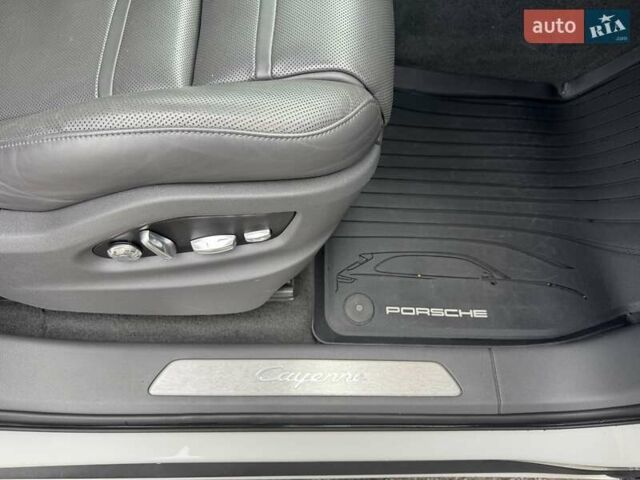 Білий Порше Cayenne, об'ємом двигуна 3 л та пробігом 33 тис. км за 59900 $, фото 66 на Automoto.ua
