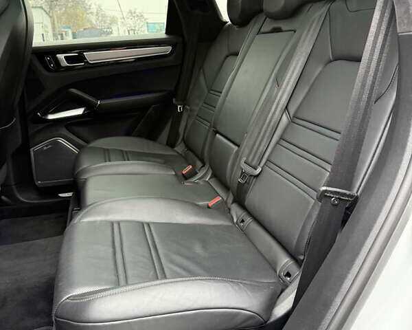 Белый Порше Каен, объемом двигателя 4 л и пробегом 52 тыс. км за 79000 $, фото 48 на Automoto.ua