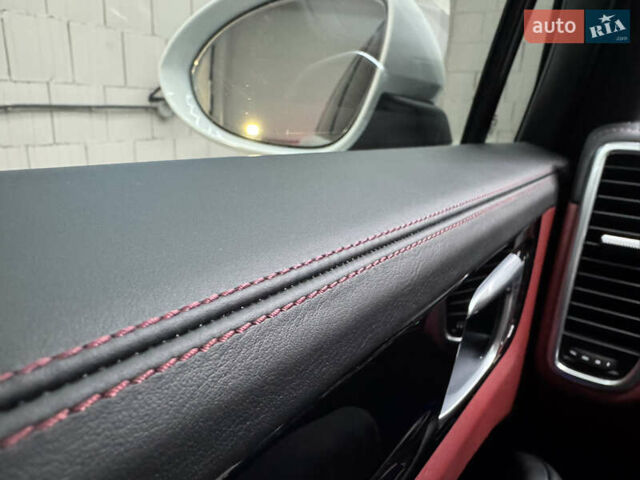 Білий Порше Cayenne, об'ємом двигуна 3 л та пробігом 75 тис. км за 71000 $, фото 65 на Automoto.ua