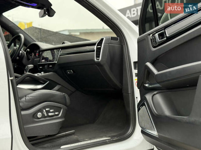 Белый Порше Каен, объемом двигателя 4 л и пробегом 52 тыс. км за 79000 $, фото 25 на Automoto.ua