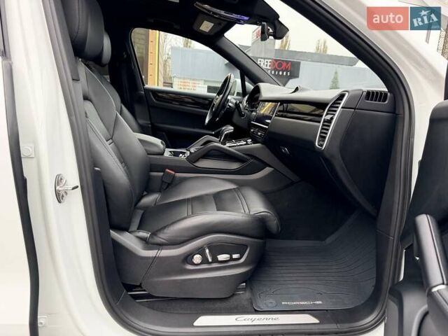 Білий Порше Cayenne, об'ємом двигуна 3 л та пробігом 90 тис. км за 49999 $, фото 30 на Automoto.ua