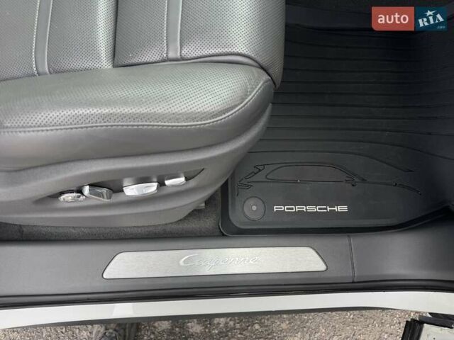 Білий Порше Cayenne, об'ємом двигуна 3 л та пробігом 33 тис. км за 59900 $, фото 65 на Automoto.ua