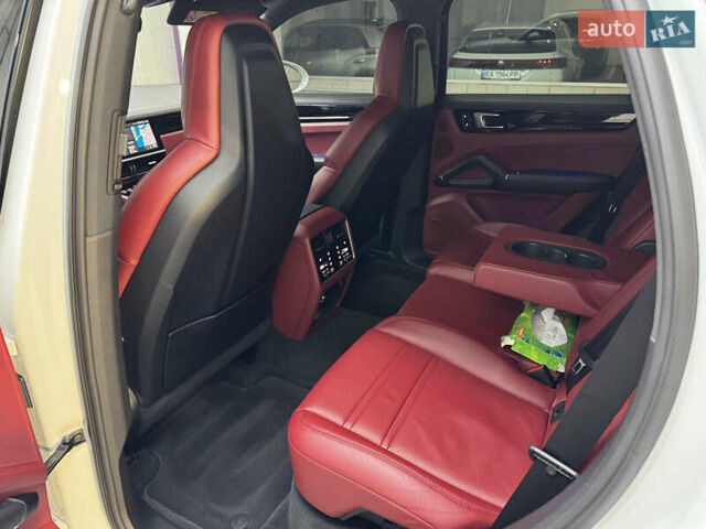 Білий Порше Cayenne, об'ємом двигуна 3 л та пробігом 75 тис. км за 71000 $, фото 38 на Automoto.ua