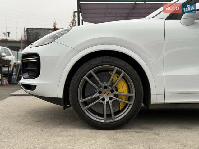 Белый Порше Каен, объемом двигателя 4 л и пробегом 52 тыс. км за 79000 $, фото 10 на Automoto.ua