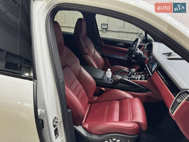 Білий Порше Cayenne, об'ємом двигуна 3 л та пробігом 75 тис. км за 71000 $, фото 27 на Automoto.ua