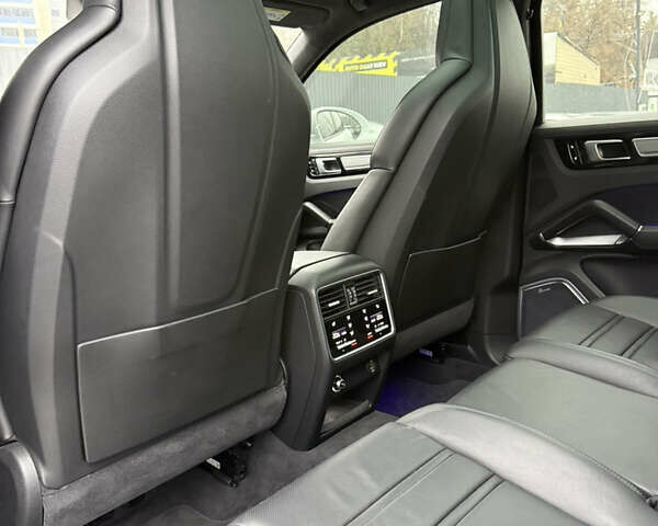 Белый Порше Каен, объемом двигателя 4 л и пробегом 52 тыс. км за 79000 $, фото 46 на Automoto.ua