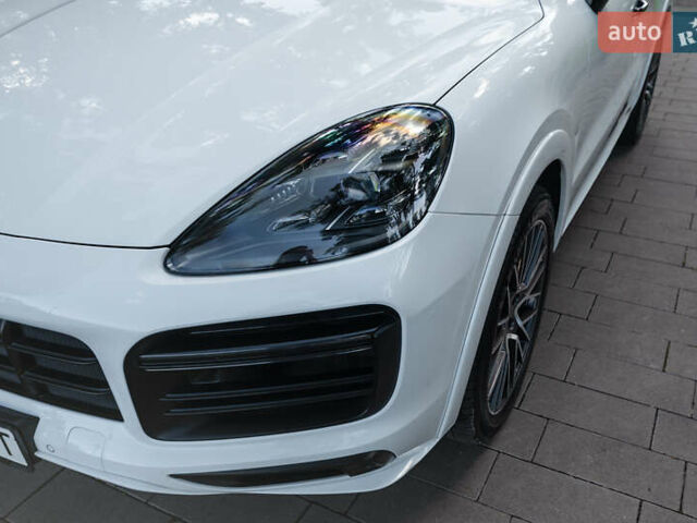 Белый Порше Каен, объемом двигателя 4 л и пробегом 36 тыс. км за 105000 $, фото 1 на Automoto.ua