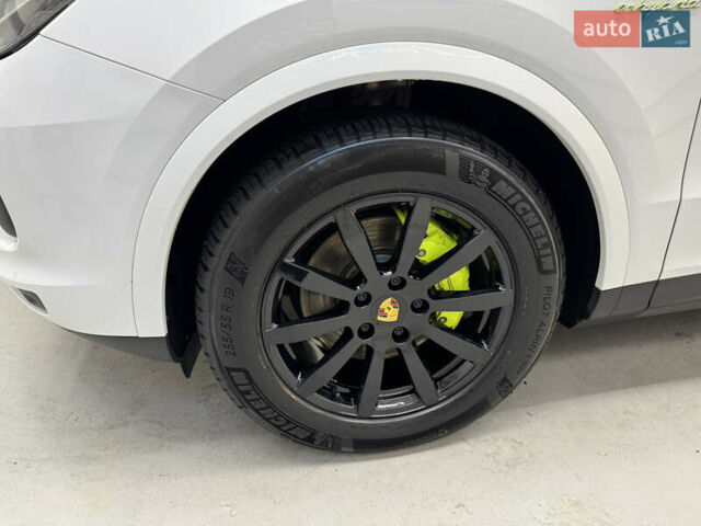 Білий Порше Cayenne, об'ємом двигуна 3 л та пробігом 75 тис. км за 71000 $, фото 7 на Automoto.ua