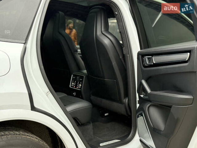 Белый Порше Каен, объемом двигателя 4 л и пробегом 52 тыс. км за 79000 $, фото 37 на Automoto.ua