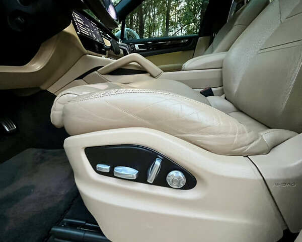 Белый Порше Каен, объемом двигателя 2.89 л и пробегом 121 тыс. км за 57000 $, фото 26 на Automoto.ua