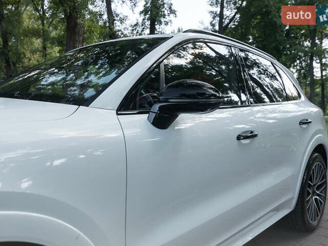 Белый Порше Каен, объемом двигателя 4 л и пробегом 36 тыс. км за 105000 $, фото 2 на Automoto.ua