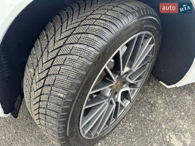 Білий Порше Cayenne, об'ємом двигуна 3 л та пробігом 33 тис. км за 59900 $, фото 71 на Automoto.ua