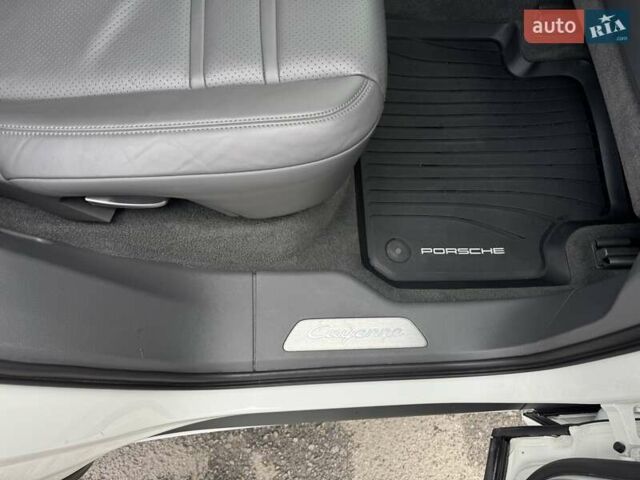 Білий Порше Cayenne, об'ємом двигуна 3 л та пробігом 33 тис. км за 59900 $, фото 57 на Automoto.ua