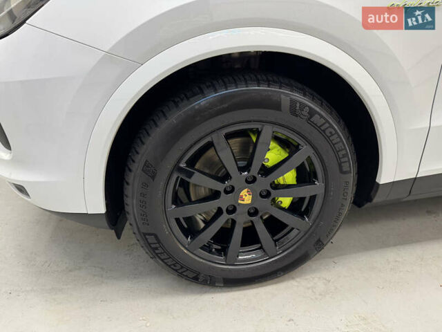 Білий Порше Cayenne, об'ємом двигуна 3 л та пробігом 75 тис. км за 71000 $, фото 6 на Automoto.ua