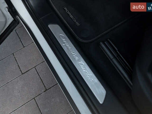 Белый Порше Каен, объемом двигателя 4 л и пробегом 36 тыс. км за 105000 $, фото 27 на Automoto.ua