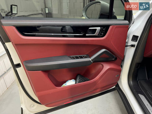 Білий Порше Cayenne, об'ємом двигуна 3 л та пробігом 75 тис. км за 71000 $, фото 40 на Automoto.ua