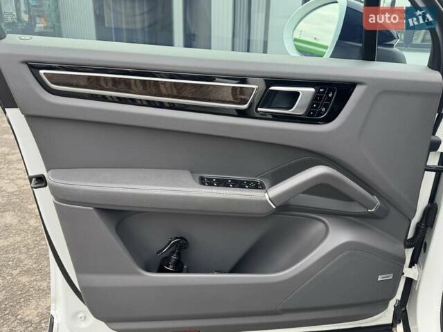 Білий Порше Cayenne, об'ємом двигуна 3 л та пробігом 33 тис. км за 59900 $, фото 47 на Automoto.ua