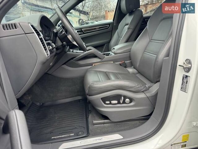 Білий Порше Cayenne, об'ємом двигуна 3 л та пробігом 33 тис. км за 59900 $, фото 44 на Automoto.ua